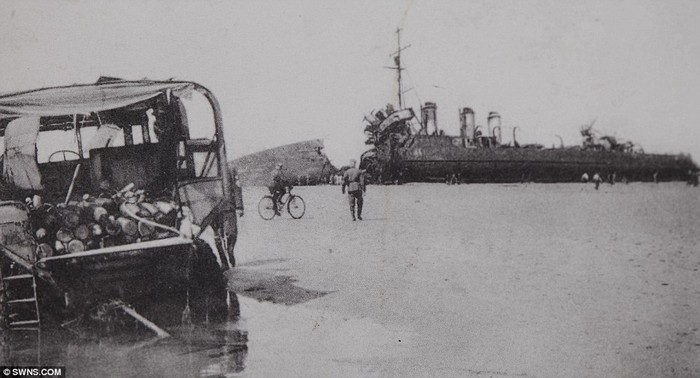 Một chiếc tàu bị kẹt trên bãi biển Dunkirk