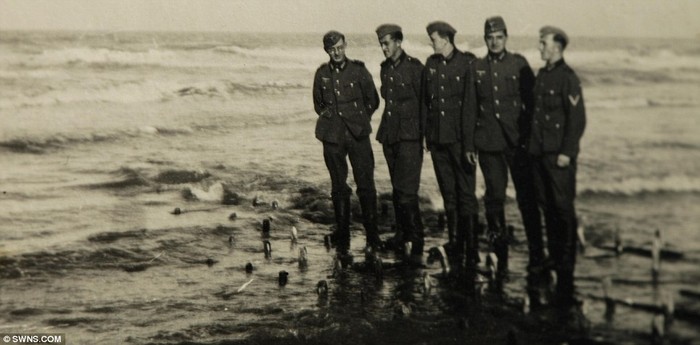 Một nhóm binh sĩ đứng ở bãi biển Westende, Wokingham