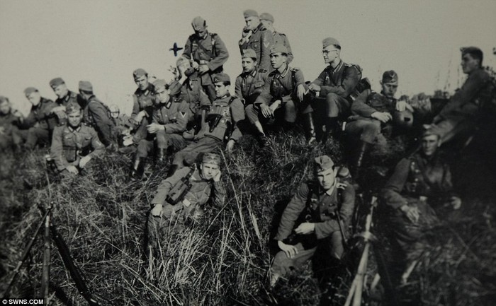 Một nhóm lính ngồi trên đỉnh đồi ở Bỉ trong Thế Chiến II