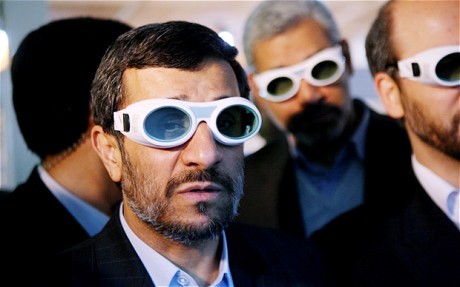 Tổng thống Iran Mahmoud Ahmadinejad thăm một triển lãm khoa học laser trong năm ngoái ở Tehran (minh hoạ)