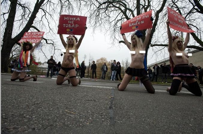 Một nhóm ủng hộ phong trào FEMEN tiến hành biểu tình khoản thân ở Zurich chống lại nạn mại dâm và phụ nữ bị đối xử như một món hàng trên phố hôm 10/11.