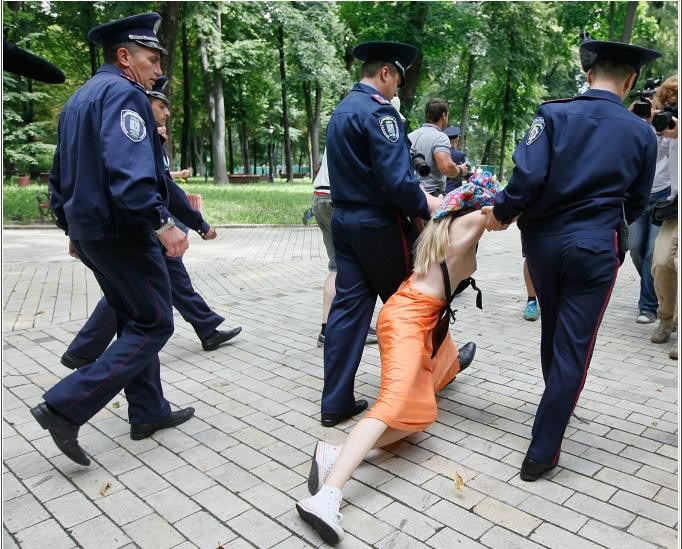 Một thành viên FEMEN tham gia phản đối chính sách của chính phủ trước tòa nhà nội các ở Kiev