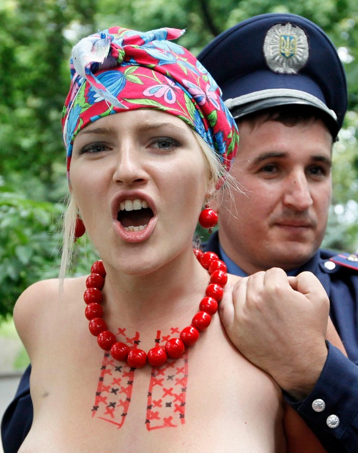 Họ thậm chí còn tổ chức các cuộc biểu tình nude kêu gọi trả lại tự do và công bằng cho cựu Thủ tướng Ucraina Yulia Tymoshenko