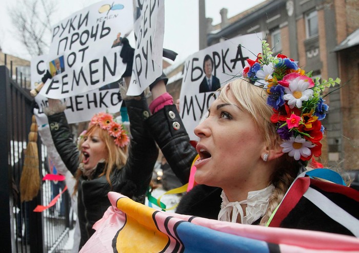 Một nhóm FEMEN biểu tình trước cửa tòa án phản đối các trại giam. Họ giương các biểu ngữ cho rằng Tổng thống Viktor Yanukovych đã chà đạp lên hiến pháp của Ucraina và đang nỗ lực để độc chiếm quyền lực chính trị
