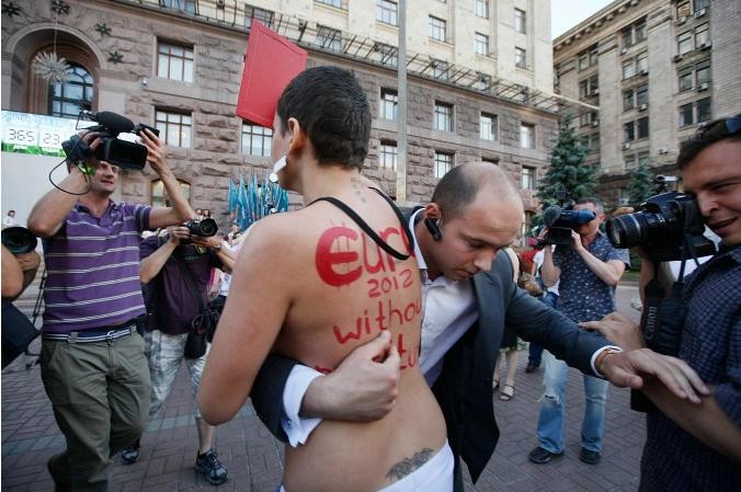 Biểu tình tại buổi lễ khai trương đồng hồ đếm ngược tới kỳ EURO 2012 tại Kiev hôm 8/6 với biểu ngữ "Euro 2012 không mại dâm"