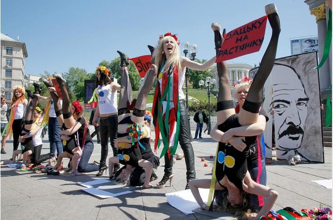 Một nhóm hoạt động vì nữ quyền FEMEN biểu tình phản đối Tổng thống Belarus Alexander Lukashenko trong cuộc biểu tình phản đối du lịch vì mục đích mại dâm và buôn bán phụ nữ từ Ucraina tại Kiev hôm 11/5