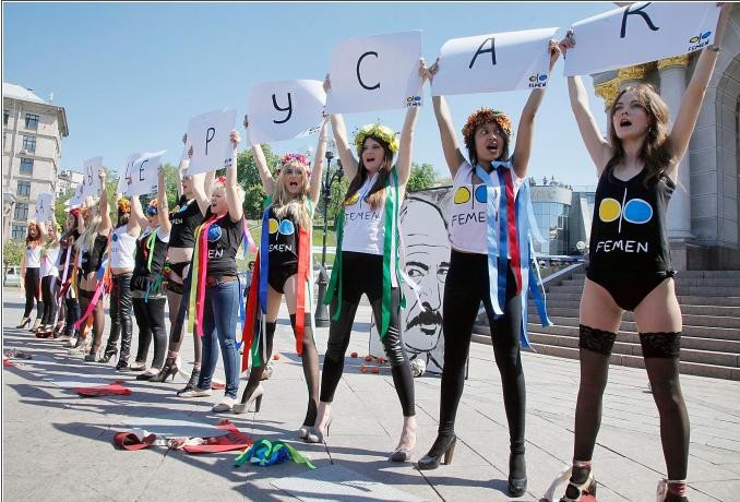 Một nhóm hoạt động vì nữ quyền FEMEN biểu tình phản đối Tổng thống Belarus Alexander Lukashenko trong cuộc biểu tình phản đối du lịch vì mục đích mại dâm và buôn bán phụ nữ từ Ucraina tại Kiev hôm 11/5