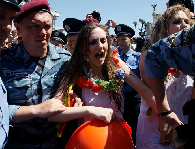 Nhóm biểu tình phản đối khiêu dâm ẩu đả với các nhân viên an ninh ở Kiev