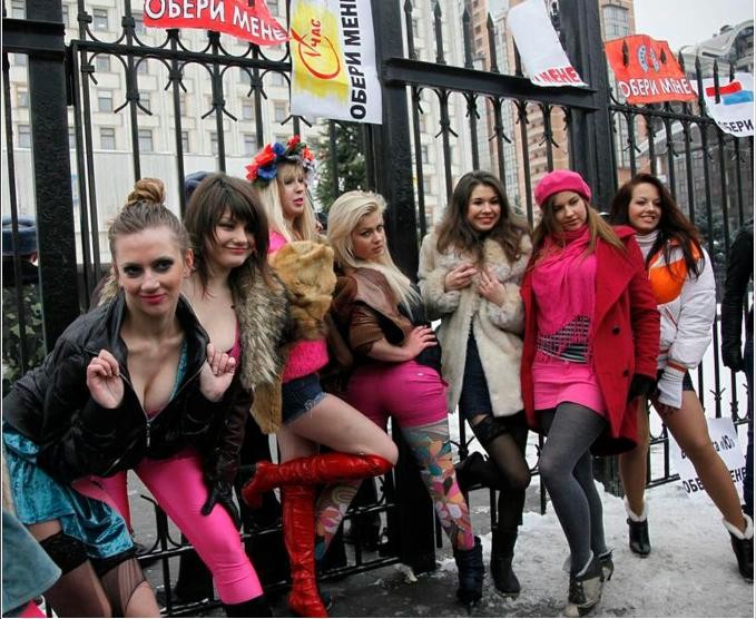 Một nhóm FEMEN ăn mặc như gái mại dâm tham gia biểu tình bên ngoài văn phòng Ủy ban Bầu cử Trung ương tại Kiev để phản đối nạn mại dâm và những người lợi dụng tư tưởng chính trị chủ nghĩa dân túy trong các chiến dịch bầu cử
