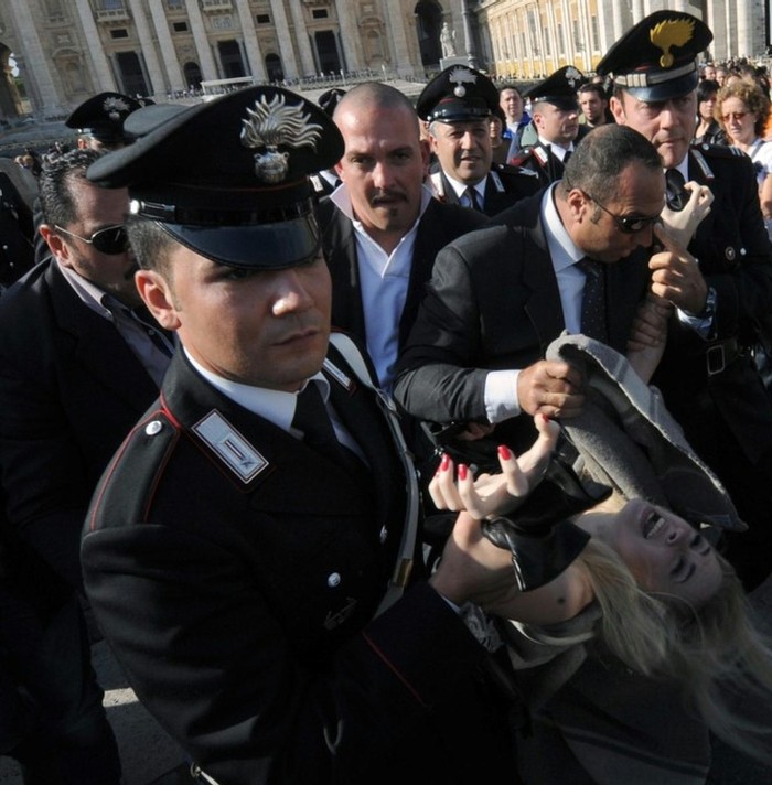 Cảnh sát Ý bắt giữ những người tham gia biểu tình nude trước Thánh đường Phê-rô hôm 6/11.
