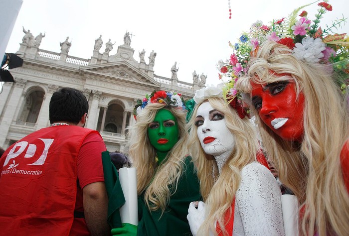 Một nhóm FEMEN trước cửa dinh thự của Thủ tướng Ý Silvio Berlusconi tại Rome hôm 5/11