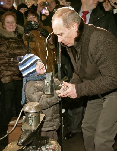 Thủ tướng Putin thử làm thợ cơ khí