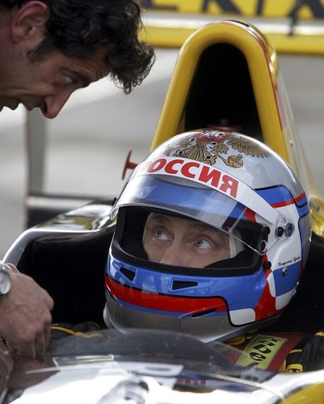 Thủ tướng Putin cầm lái một chiếc F1 trên đường đua với vận tốc lên đến 240 km/h tháng 11/2010