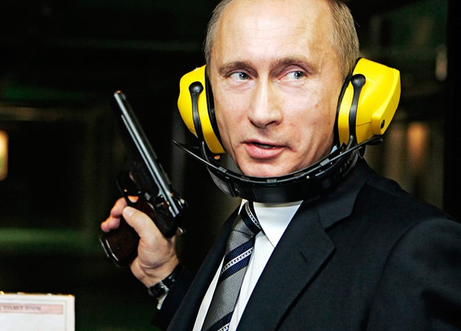 Vladimir Putin trên một thao trường tập bắn súng quân sự năm 2006