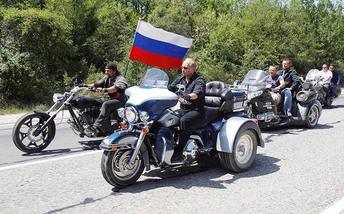 Tay đua Putin trên chiếc Harley ba bánh