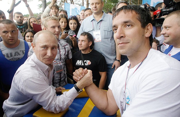 Thủ tướng Putin tham gia vật tay tại một trại hè thanh niên