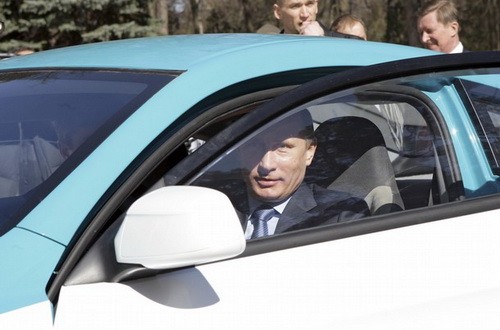Thủ tướng Putin chạy thử chiếc xe bán chạy nhất nước Nga