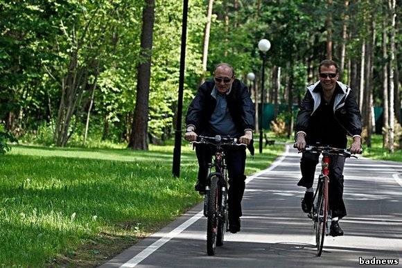 Đạp xe đạp đi dạo cùng Tổng thống Medvedev