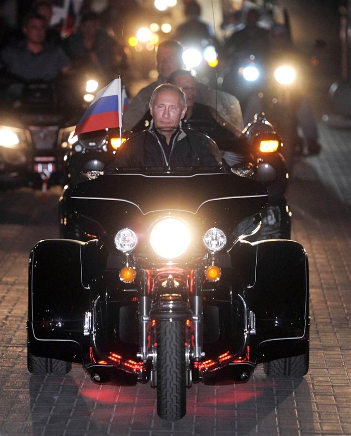Ông Putin lái chiếc xe Harley-Davidson dẫn đầu đoàn trình diễn.