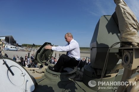 Putin tỏ ra rất thích thú với chiếc siêu xe tăng chiến đấu chủ lực tối tân T-90AM của Nga