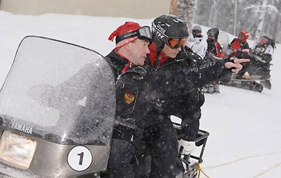 Medvedev chở Putin trên xe máy trượt tuyết gần Sochi