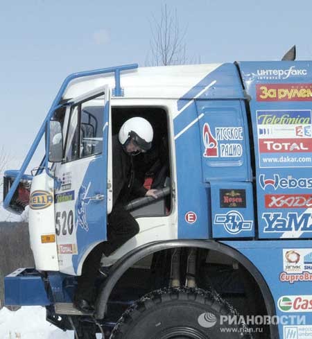 Lái chiếc xe tải KAMAZ của Nga năm 2005