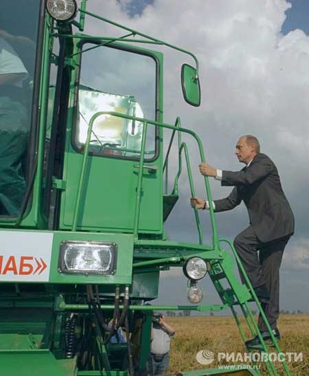 Thủ tướng Nga Vladimir Putin lái máy thu hoạch ngô khi đến thăm một trang trại gần Stavropol, Nga