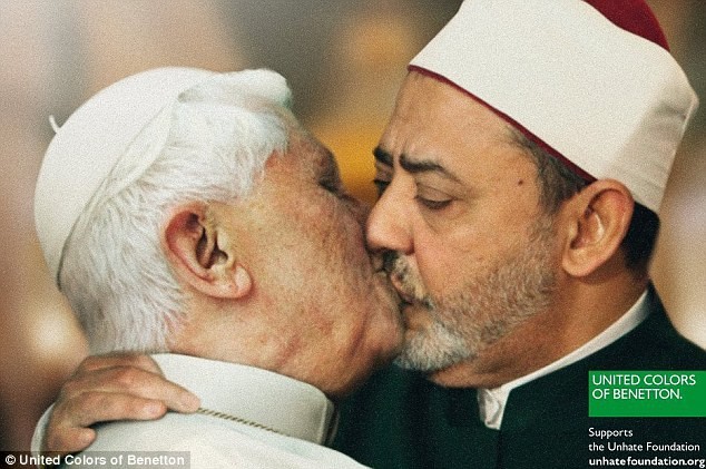 Cảnh Đức Giáo Hoàng Benedict hôm nhà lãnh tụ Hồi giáo Ahmed Mohamed el-Tayeb. Tuy nhiên, hành động này của Benetton đã vấp phải sự phản đối mạnh mẽ của Vatican với lý do nó được sử dụng trong một hoàn cảnh "hoàn toàn không thích hợp" và không có sự cho phép của Đức Giáo Hoàng.