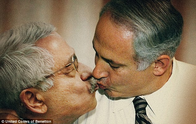 Nhà lãnh đạo Palestine Mahmoud Abbas và Thủ tướng Israel Benjamin Netanyahu trao nụ hôn trong một dịp gặp gỡ
