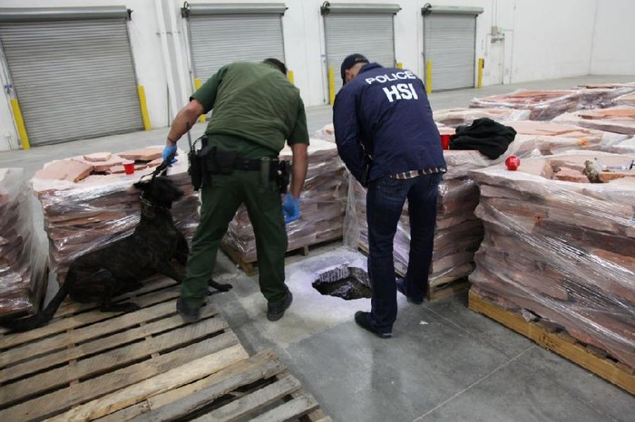 Trong đoạn đường hầm tại Mỹ, cảnh sát tìm thấy ít nhất 6 tấn ma túy khác, và tại đoạn đường hầm ở Mexico có tới hơn 7 tấn.