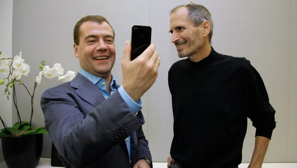 Tổng thống Dmitry Medvedev nhận chiếc iPhone 4 từ cố Tổng giám đốc Apple Inc., ông Steve Jobs trong chuyến thăm Thung lũng Silicon