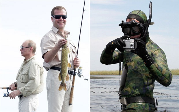 Tổng thống Nga Dmitry Medvedev trong bộ đồ lặn đang ngắm máy ảnh (phải) và cùng Thủ tướng Vladimir Putin câu cá rất vui vẻ trên sông Volga tháng 8/2011