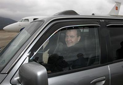 Tổng thống Medvedev cũng từng tâm sự rằng, sau một ngày làm việc bận rộn trên cương vị lãnh đạo đất nước, ông thường bí mật tự lái xe và vi hành phố phường, kiểm tra giao thông...