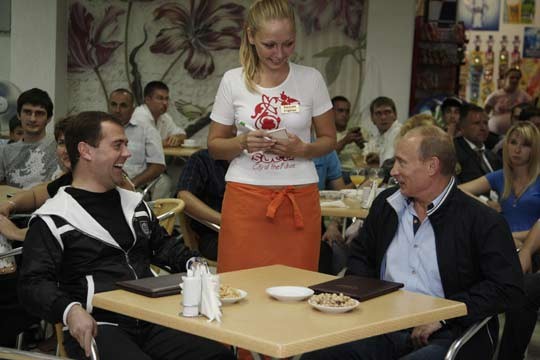 Tổng thống Medvedev và Thủ tướng Putin xem bóng đá trong quán cà phê bình dân ở Moscow để cổ vũ cho đội tuyển Nga