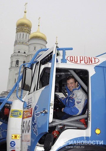 Trổ tài lái xe tải hạng nặng của Nga