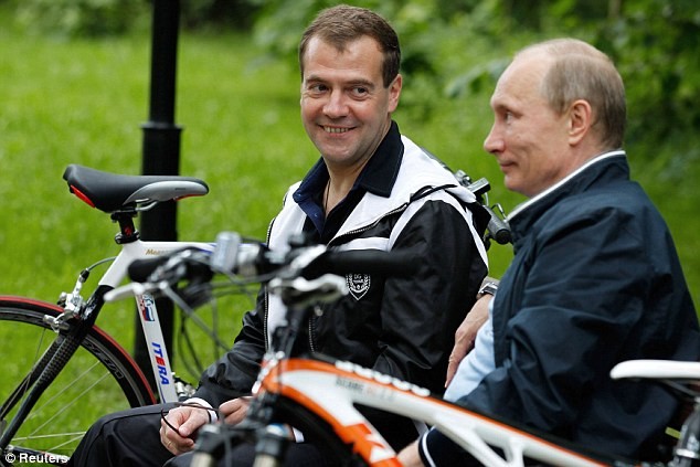 Sau những giờ làm việc căng thẳng trong điện Kremlin, Tổng thống Nga đã chọn cách đi dạo bằng xe đạp và tiếp tục thảo luận vui vẻ với Thủ tướng Putin