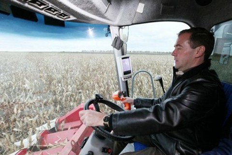 Tổng thống Medvedev lái máy thu hoạch ngô ở trang trại Rodina