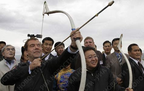 Tập bắn cung trong chuyến thăm Mông Cổ năm 2009