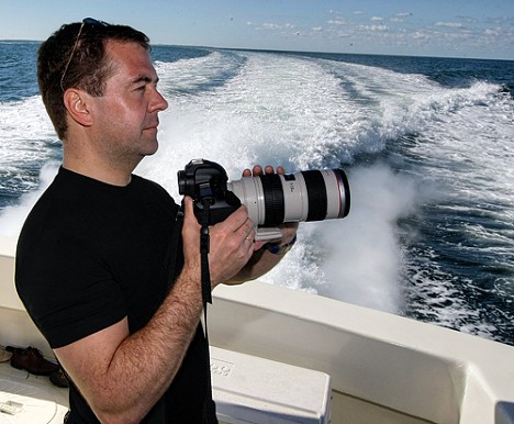 Tổng thống Medvedev thích chụp ảnh và máy ảnh ưa thích của ông là máy kỹ thuật số "Leica" - "M9" cũng như Canon và Nikon.