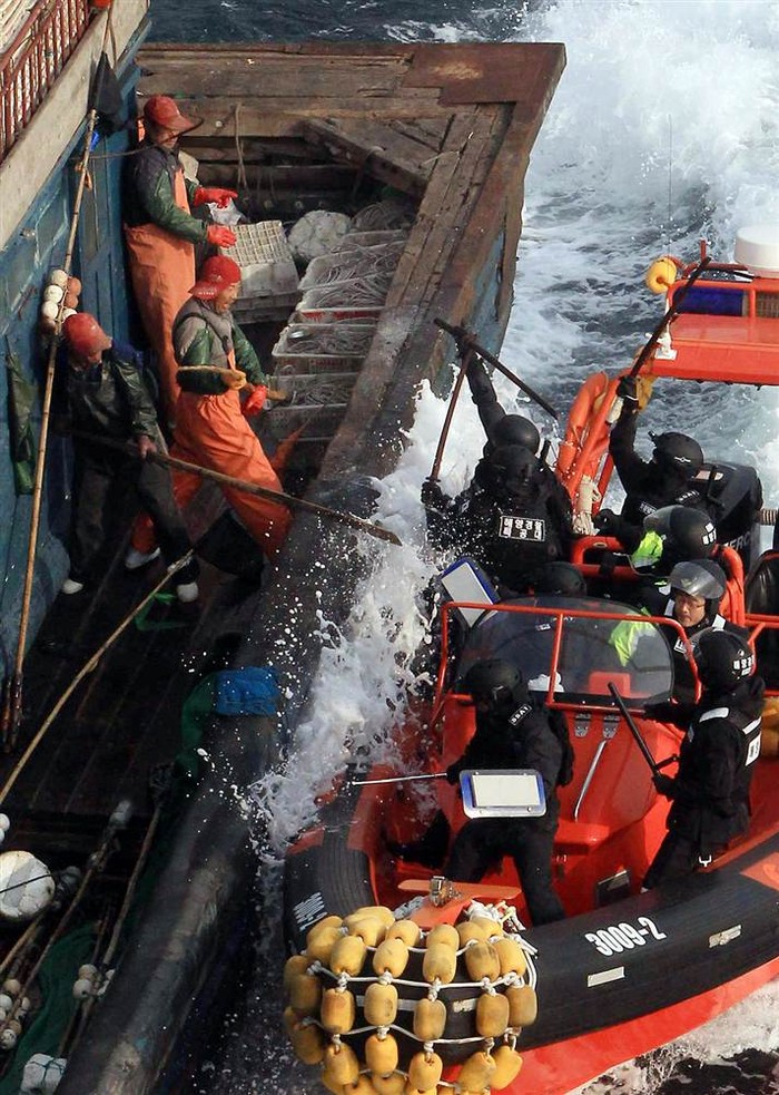 Lực lượng bảo vệ bờ biển Hàn Quốc tấn công bắt giữ hàng chục tàu cá Trung Quốc hoạt động bất hợp pháp trong vùng biển Hoàng Hải thuộc lãnh thổ nước này