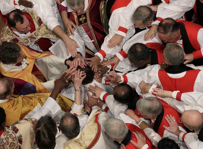 Các đức giám mục ở Washington DC đặt tay trên đầu nữ giám mục đầu tiên Mariann Edgar Budde trong một buổi lễ thánh hiến hôm 12/11.