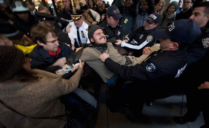 Nhóm người biểu tình đường phố giằng co với cảnh sát tại Trung tâm tài chính New York hôm 17/11