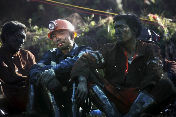 Lực lượng cứu hộ nghỉ ngơi bên ngoài một mỏ than bị sập do rò rỉ khí ở quận Shizong, tỉnh Vân Nam, Trung Quốc hôm 11/11