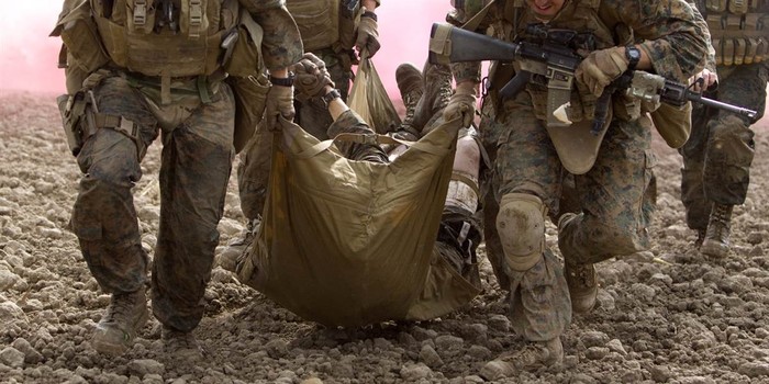 Lính thủy quân lục chiến Mỹ giúp một đồng đội bị thương đến máy bay trực thăng cứu hộ tại tỉnh Helmand, Afghanistan hôm 10/11