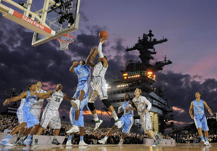 Một trận bóng rổ trên tàu sân bay USS Carl Vinson tại Coronado, California ngày 11/11