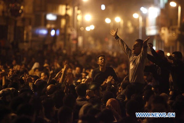 Hàng chục ngàn người biểu tình vây kín quảng trường Tahrir, ở Cairo