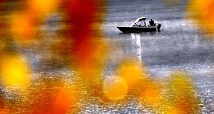 Một người đàn ông đang cố tìm kiếm vận may của mình trong một sớm thu tại hồ Coeur d'Alene, gần Higgens Point, Coeur d'Alene, Idaho.