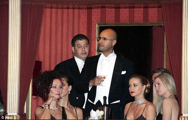 Saif Gaddafi tại Vienna Opera Ball vào năm 2006.