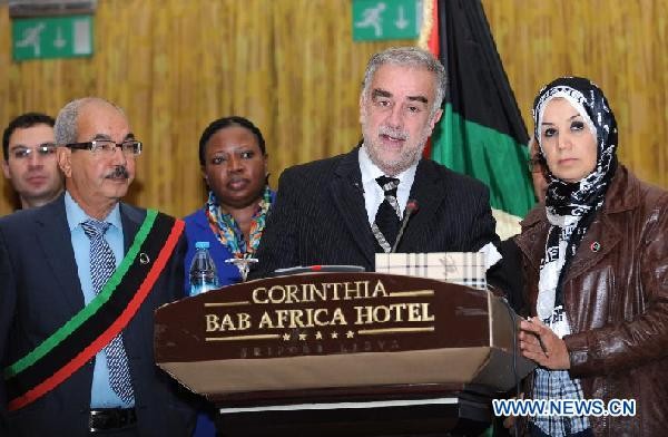 Luis Moreno-Ocampo phát biểu tại cuộc họp báo hôm 23/11 ở Tripoli