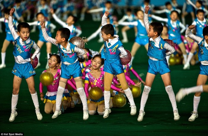 Trẻ em Triều Tiên tham gia đồng diễn thể dục